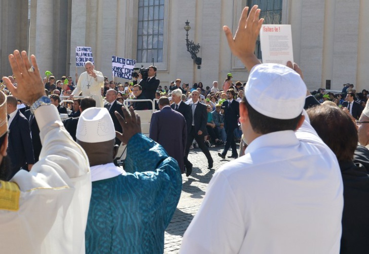 Le petit "coucou" du pape à des Imams français...à Rome !!! Le petit "coucou" du pape à des Imams français...à Rome !!!